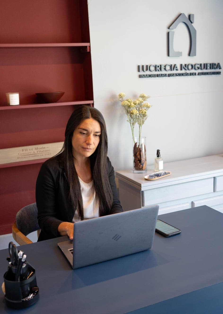 Lucrecia Nogueira trabajando en su oficina de Concordia